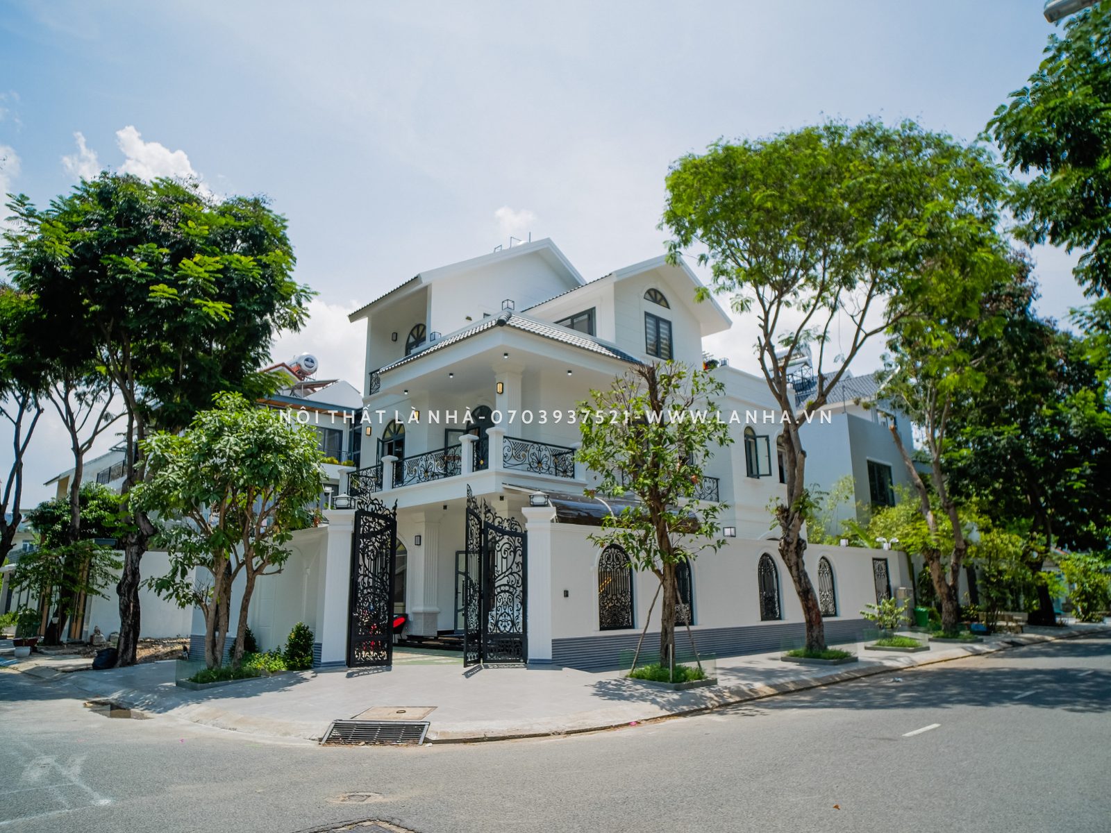 Bên ngoài biệt thự quận 7 phong cách Tân cổ điển