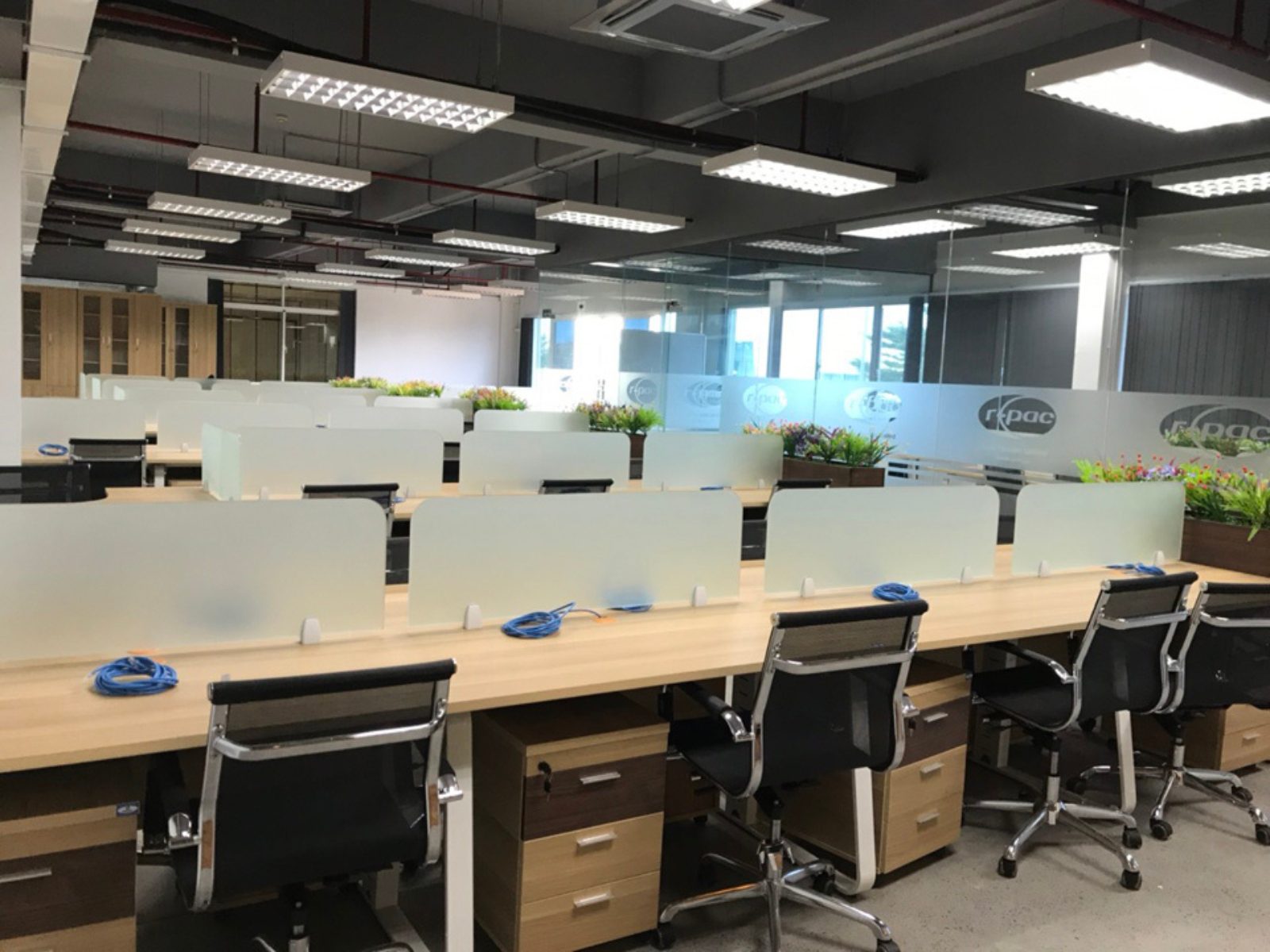 Phòng làm việc cho nhân viên đầy đủ tiện nghi thực hiện bởi Nội Thất Đông Sài Gòn (Nguồn: Sưu tầm)